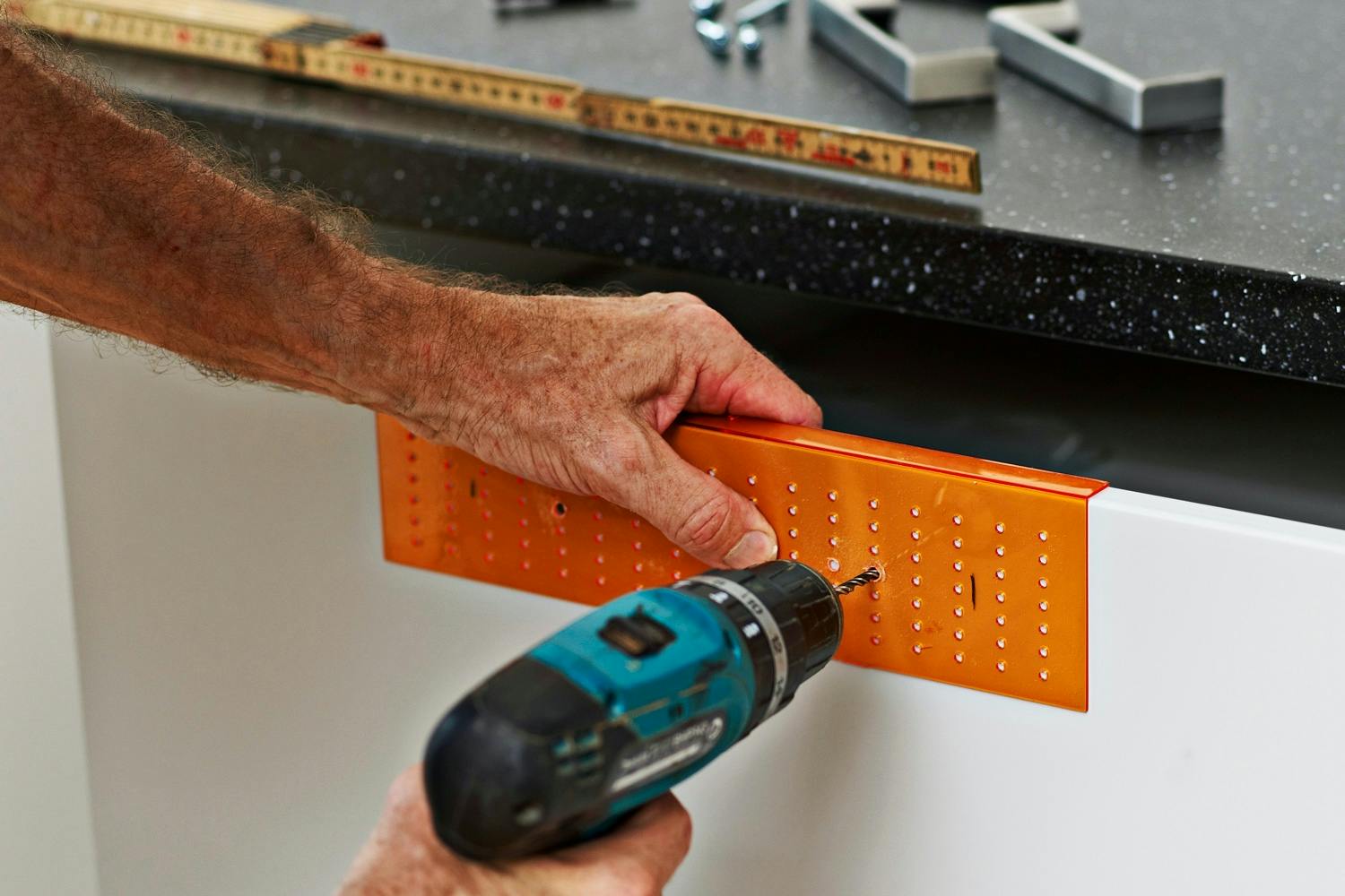 Montering af greb Montering af greb på låger og skabe